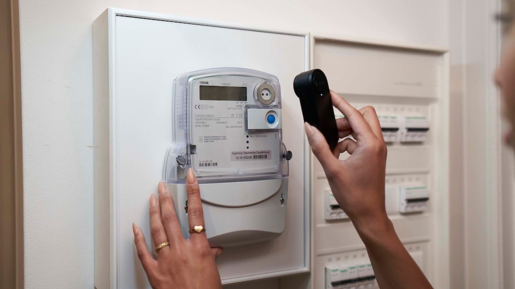 Dynamischer Stromtarif: So funktioniert er, dann lohnt er sich Für die meisten dynamischen Stromtarife benötigt man ein Smart Meter oder mindestens einen digitalen Zähler mit zusätzlichem Stromtracker (hier: Tibber Pulse).