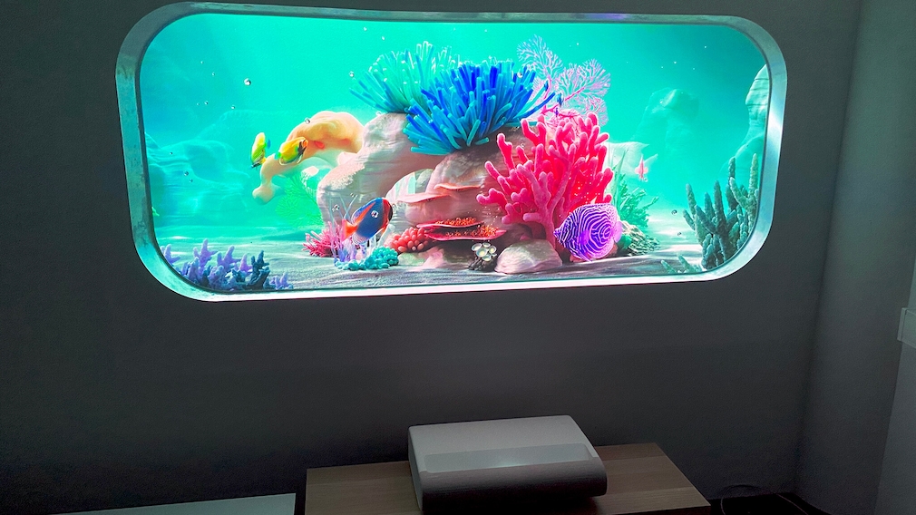 Samsungs 4K-Beamer zaubert auch Deko an die Wand, etwa ein Aquarium mit schöner Tiefenwirkung.