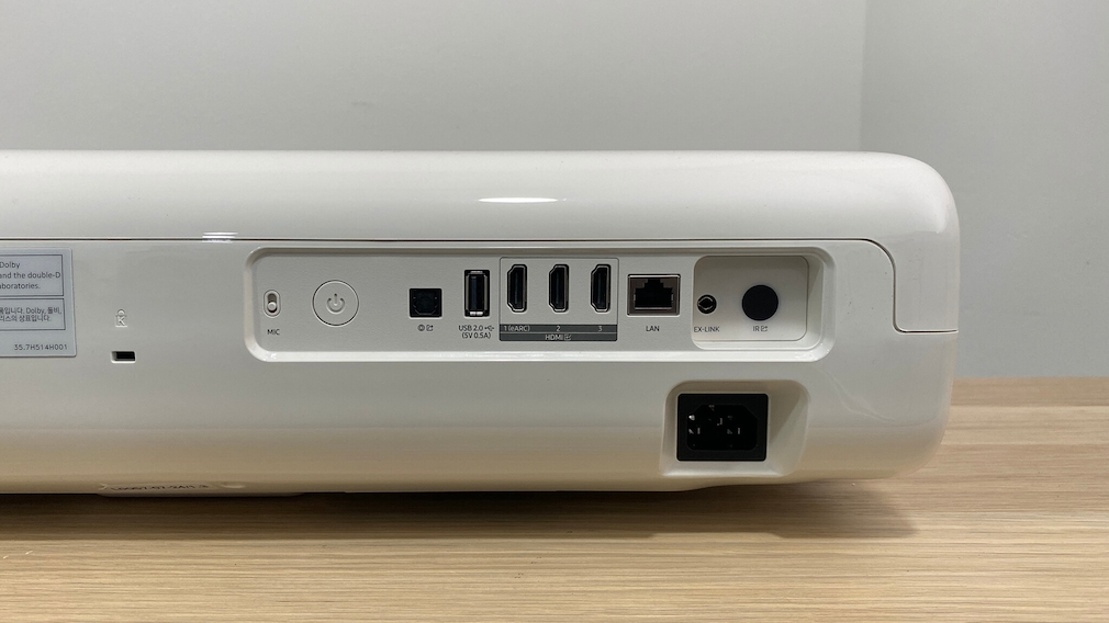 Der Samsung Premiere hat drei HDMI-Eingänge sowie Netzwerk und WLAN zum Streamen.