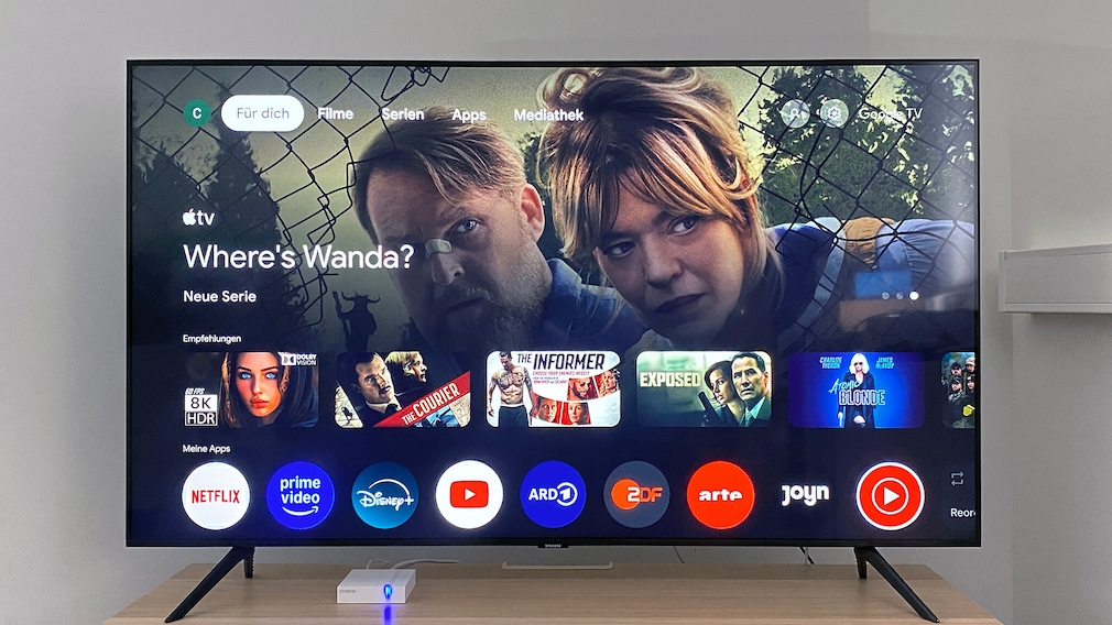 Auf dem Google TV Startbildschirm zeigt der Strong Leap-S3+ aktuelle Programmempfehlungen und Schaltflächen für installierte Apps.