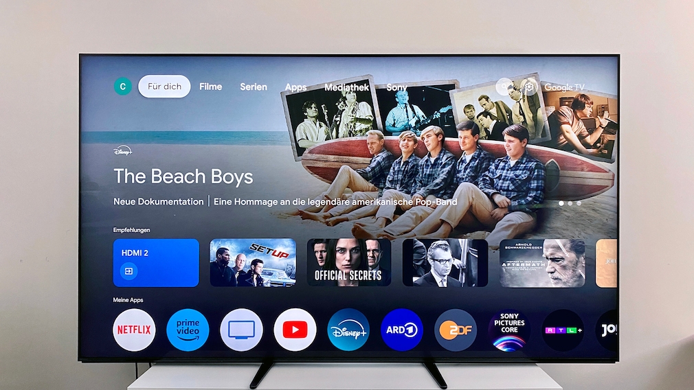 Der Sony Bravia 9 läuft auf dem Android-Betriebssystem mit dem typischen Google TV Startbildschirm.