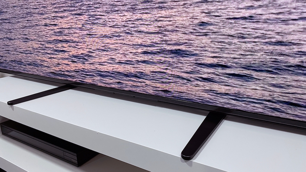 Die Füße des Sony Bravia 9 sind in vier verschiedenen Positionen montierbar: Innen (Bild), außen sowie niedrig oder mit 6,5 Zentimetern Platz für Soundbars.