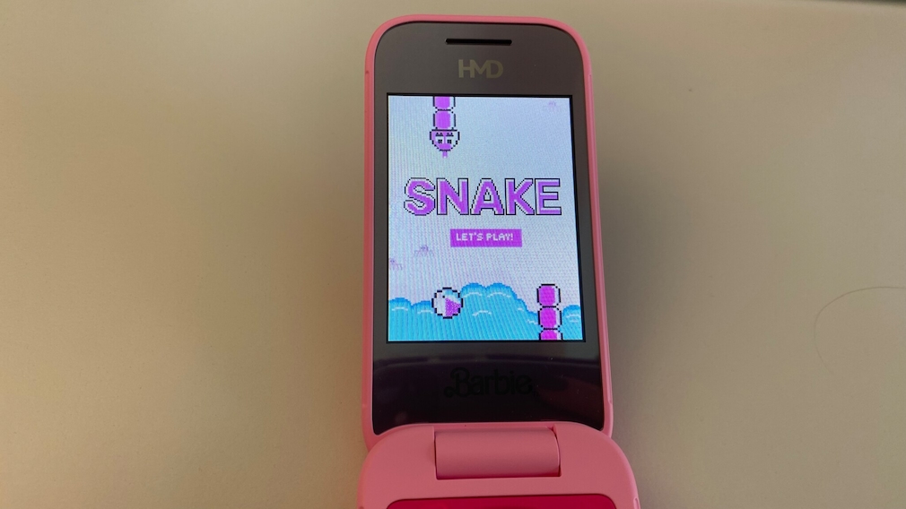 Display des Barbie Phone. auf dem Display ist der Startbildschirm von Snake zu sehen.