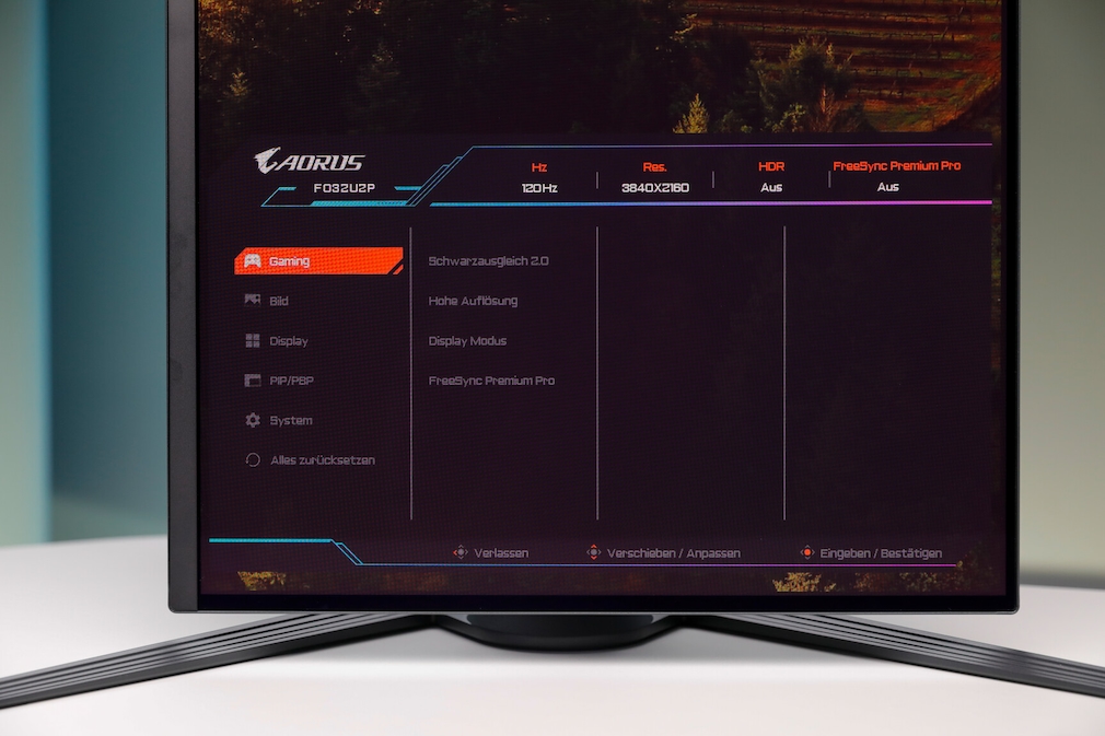 GigaByte AORUS FO32U2P im Test: Der beste QD-OLED-Monitor mit 4K? Im Menü finden sich zahlreiche Gaming-Einstellungen. Hochkant lässt sich der Gigabyte-Monitor übrigens auch verwenden.