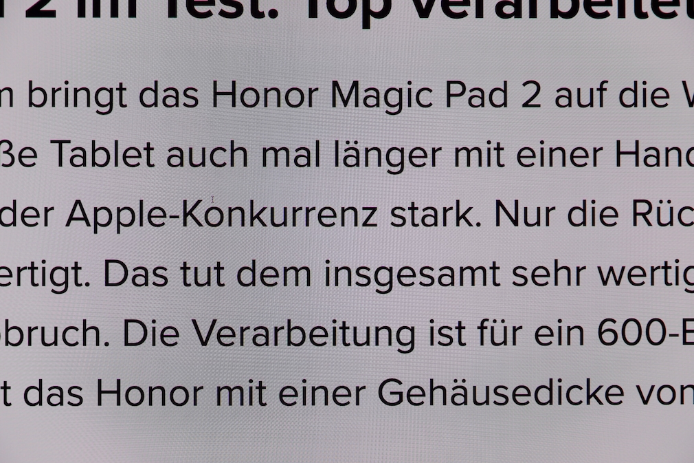 GigaByte AORUS FO32U2P im Test: Der beste QD-OLED-Monitor mit 4K? Wer genau hinschaut, erkennt leichte Farbschimmer an Buchstabenrändern. Der Effekt stört auf dem hochauflösenden Display allerdings nicht.