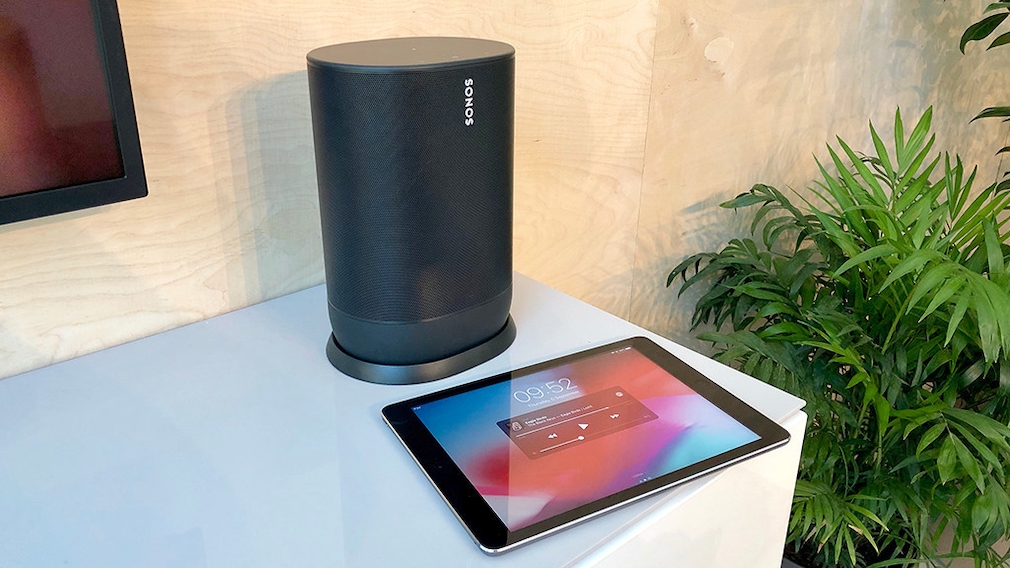 Sonos Move steht neben iPad