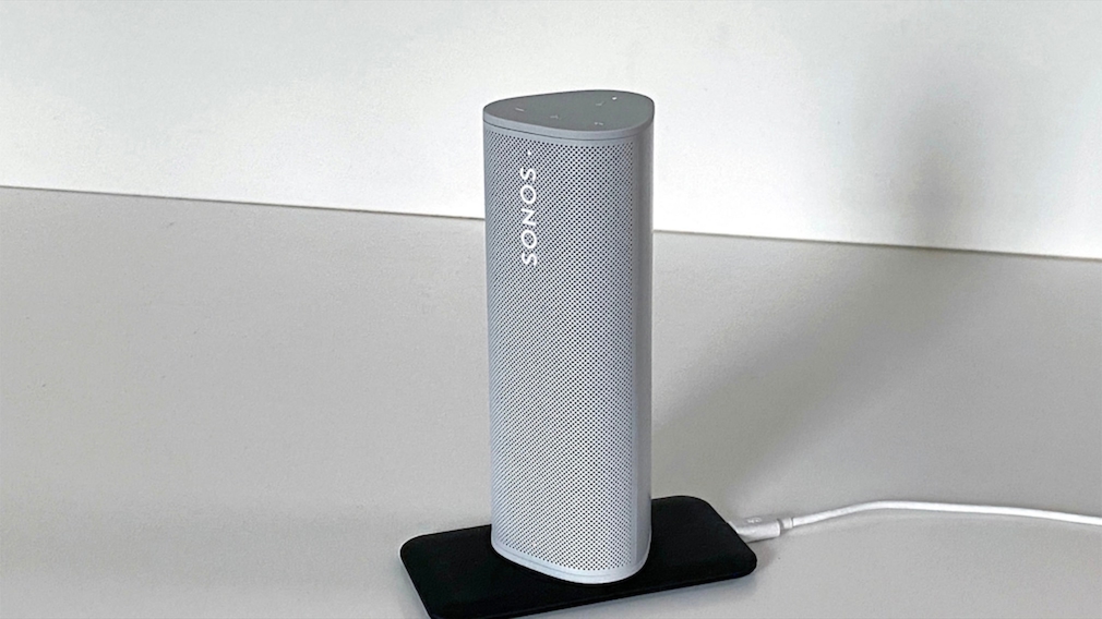 Sonos Roam steht auf einem Qi-Aufladegerät